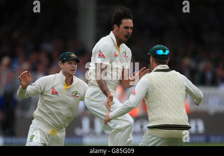 Australien Bowler Mitchell Johnson feiert das Wicket von England Batsman Joe Root mit Steve Smith (links) und Kapitän Michael Clarke (rechts) , während des zweiten Investec Ashes Test in Lord's, London. Stockfoto