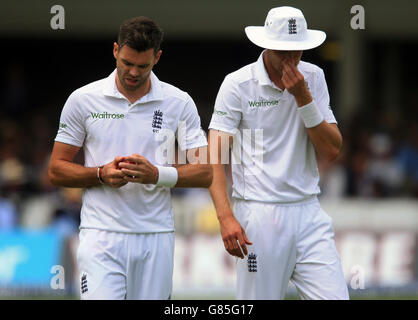 Cricket - Zweiter Investec Ashes Test - England gegen Australien - Tag eins - Lord's. England Bowler James Anderson zeigt seine Fustration mit Stuart Broad (rechts) Stockfoto