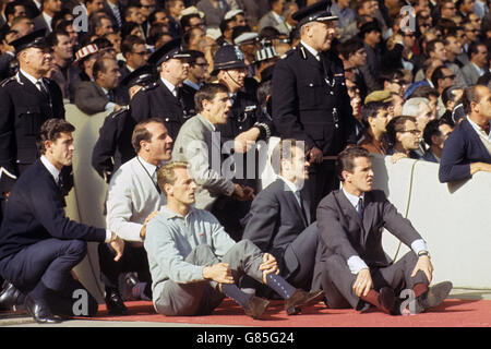 England-Kader-Mitglieder beobachten das Spiel von der Seitenlinie aus: (l-r) Peter Bonetti, Norman Hunter (oben), George Eastham (sitzend), Ron Springett, John Connelly, Terry Paine. Stockfoto