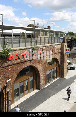 Deptford Bahnhof in Südost-London. Eine neu renovierte Station auf der ursprünglichen viktorianischen Ziegelbögen Eisenbahn gebaut Stockfoto