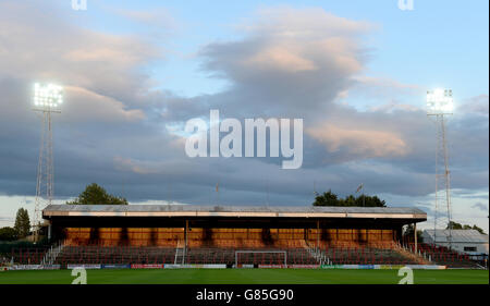 Ein allgemeiner Blick auf die ungenutzte Stehterrasse auf dem Pferderennplatz nach dem Spiel zwischen Wrexham und Stoke City, während der Vorsaison Spiel auf Rennbahn Boden, Wrexham. Stockfoto