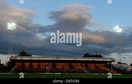 Ein allgemeiner Blick auf die ungenutzte Stehterrasse auf dem Pferderennplatz nach dem Spiel zwischen Wrexham und Stoke City, während der Vorsaison Spiel auf Rennbahn Boden, Wrexham. Stockfoto