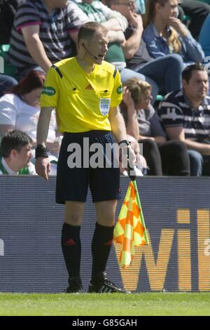 Assistenzschiedsrichter Stuart Stevenson während der ersten Runde des Petrofac Training Cup an der Easter Road, Edinburgh. Stockfoto