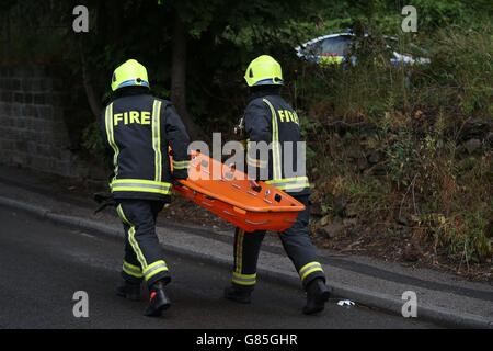 Feuerwehrleute helfen der Polizei bei der Suche nach einem Ort in Barnsley, da Detektive, die nach einem siebenjährigen Jungen suchen, der verschwand, nachdem er mit Freunden in einem Park gespielt hatte, auf einer Baustelle den Leichnam eines Kindes gefunden haben. Stockfoto