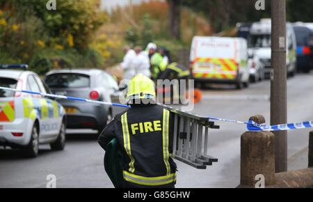 Feuerwehrleute helfen der Polizei bei der Suche nach einem Ort in Barnsley, da Detektive, die nach einem siebenjährigen Jungen suchen, der verschwand, nachdem er mit Freunden in einem Park gespielt hatte, auf einer Baustelle den Leichnam eines Kindes gefunden haben. Stockfoto