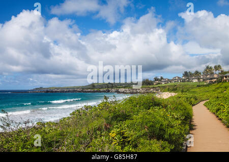 Promenade von Oneloa Strand entlang dem Kapalua Küstenweg auf Maui Stockfoto