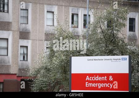 Allgemeine Ansicht des Manchester Royal Infirmary, nachdem das Krankenhaus seine Unfall- und Notaufnahme geschlossen hatte, während es zwei Patienten mit Verdacht auf das Middle Eastern Respiratory Virus Syndrome (Mers) untersucht. Stockfoto