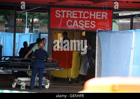 Krankenhauspersonal außerhalb von Manchester Royal Infirmary Accident and Emergency Da das Krankenhaus Trust die Abteilung geschlossen hat, die geschlossen wurde, während sie zwei Patienten mit Verdacht auf das Middle Eastern Respiratory Virus Syndrome (Mers) untersucht. Stockfoto