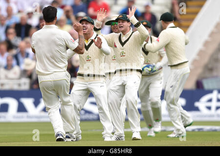 Der Australier Mitchell Johnson (links) feiert am zweiten Tag des dritten Investec Ashes-Tests in Edgbaston, Birmingham, das Wicket des Englands Ben Stokes mit seinen Teamkollegen David Warner (Mitte) und Steve Smith (rechts). Stockfoto