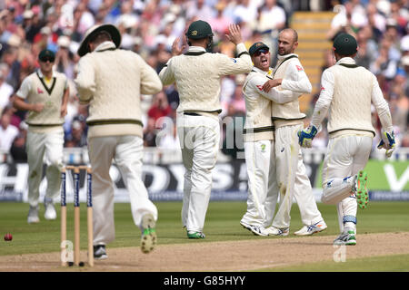 Der Australier Nathan Lyon feiert mit David Warner, nachdem er am zweiten Tag des dritten Investec Ashes Tests in Edgbaston, Birmingham, das Wicket von Jos Buttler in England gemacht hat. Stockfoto