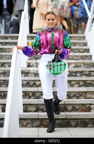 Pferderennen - Glorious Goodwood Festival 2015 - Tag Drei - Goodwood Racecourse. Jockey Camilla Henderson vor dem Goodwood Charity Race, am dritten Tag des glorreichen Goodwood Festivals, Chichester. Stockfoto