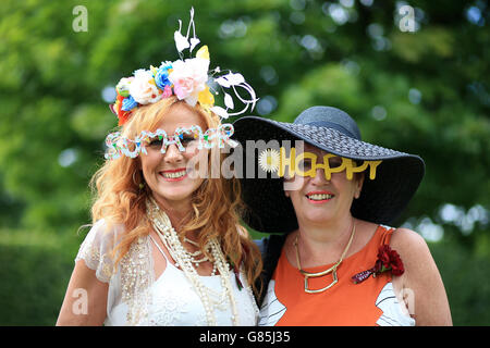 Pferderennen - Glorious Goodwood Festival 2015 - Tag Drei - Goodwood Racecourse. Weibliche Rennfahrerinnen tragen eine Komödienbrille, bevor sie am dritten Tag des glorreichen Goodwood Festivals, Chichester, Rennen. Stockfoto