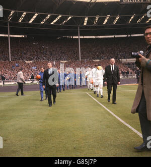 Die beiden Manager führen ihre Teams vor dem FA Cup Finale aus. (Links) Chelsea Manager Tommy Docherty und Tottenham Hotspur Manager Bill Nicholson (r). Stockfoto