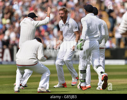 Der englische Stuart Broad (Mitte) feiert das Bestehen des australischen Chris Rogers am zweiten Tag des dritten Investec Ashes Tests in Edgbaston, Birmingham. Stockfoto