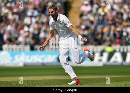 Der englische Stuart Broad (Mitte) feiert das Bestehen des australischen Chris Rogers am zweiten Tag des dritten Investec Ashes Tests in Edgbaston, Birmingham. Stockfoto
