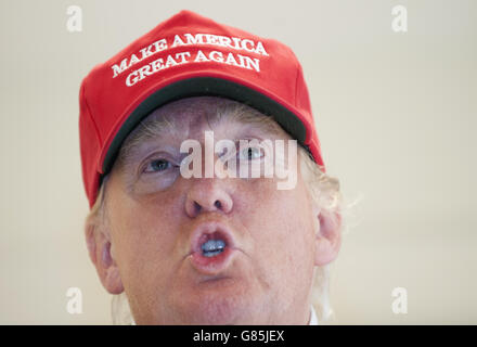 Donald Trump spricht mit den Medien auf seinem Trump Turnberry Golfplatz in Ayrshire, wo die Ricoh Women's British Open veranstaltet werden. Stockfoto