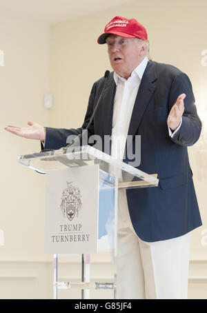 Donald Trump spricht mit den Medien auf seinem Trump Turnberry Golfplatz in Ayrshire, wo die Ricoh Women's British Open veranstaltet werden. Stockfoto