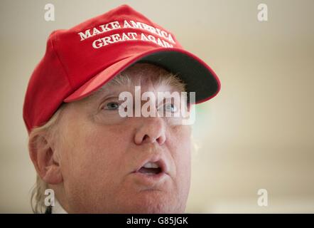 Donald Trump spricht mit den Medien auf seinem Trump Turnberry Golfplatz in Ayrshire, wo die Ricoh Women's British Open veranstaltet werden. Stockfoto