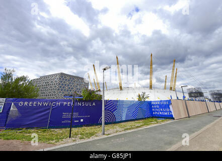 Allgemeiner Blick auf die O2 Arena, manchmal auch als North Greenwich Arena oder der Millennium Dome bezeichnet, ist ein großer Unterhaltungskomplex auf der Greenwich Peninsula in London. Die O2 Arena verfügt über die zweithöchste Sitzplatzkapazität aller Hallen in Großbritannien. Stockfoto