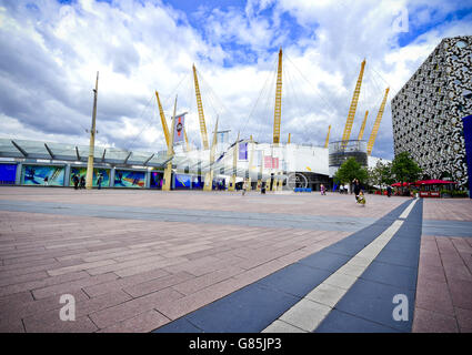 Allgemeiner Blick auf die O2 Arena, manchmal auch als North Greenwich Arena oder der Millennium Dome bezeichnet, ist ein großer Unterhaltungskomplex auf der Greenwich Peninsula in London. Die O2 Arena verfügt über die zweithöchste Sitzplatzkapazität aller Hallen in Großbritannien. Stockfoto