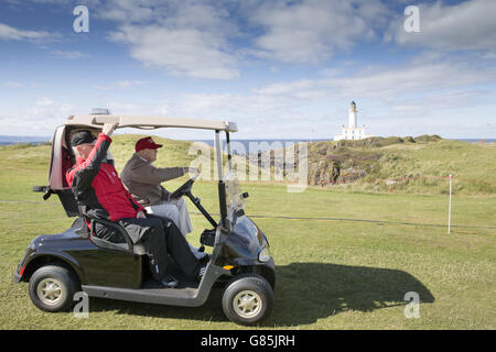 Donald Trump fährt den 9. Fairway während des Tages eines der Ricoh Women's British Open im Trump Turnberry Resort, South Ayrshire. Stockfoto