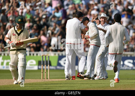 Englands Joe Root feiert, nachdem er den australischen David Warner am zweiten Tag des dritten Investec Ashes Tests in Edgbaston, Birmingham, ertappt hat. Stockfoto