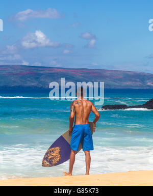 Skimboarder Uhren Brandung am Big Beach im Makena State Park auf Maui Stockfoto