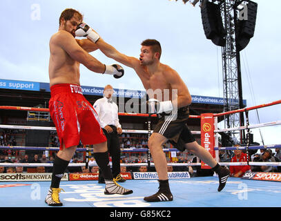 Boxen - KC LightStream Stadium. Ryan Fuller (links) in Aktion gegen Martin Szatmari während ihres Schwergewichts-Wettbewerbs im KC Lighstream Stadium, Hull. Stockfoto