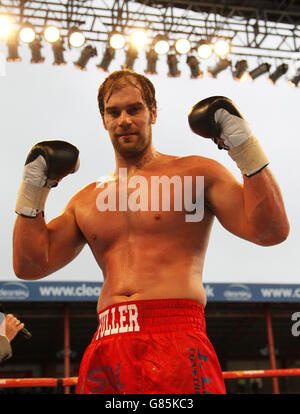 Boxen - KC LightStream Stadium. Ryan Fuller feiert im KC Lighstream Stadium, Hull, den Sieg gegen Martin Szatmari während ihres Schwergewichts-Wettbewerbs. Stockfoto