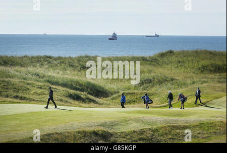 Der Schwede Robert Karlsson und der Engländer David Howell auf dem 4. Fairway am vierten Tag des Saltyre Energy Paul Lawrie Match Play im Murcar Links Golf Club, Aberdeen. DRÜCKEN SIE VERBANDSFOTO. Bilddatum: Sonntag, 2. August 2015. Siehe PA Geschichte GOLF Murcar. Bildnachweis sollte lauten: Danny Lawson/PA Wire. EINSCHRÄNKUNGEN: Nur für redaktionelle Zwecke. Keine kommerzielle Nutzung. Keine falsche kommerzielle Vereinigung. Keine Videoemulation. Keine Bildbearbeitung. Stockfoto