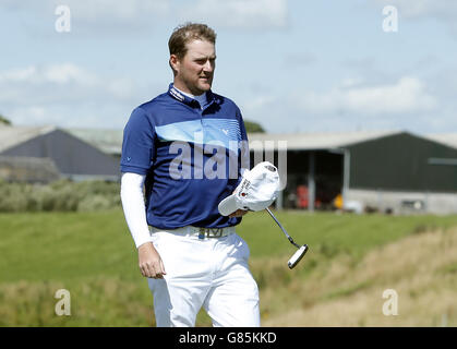 Der schottische Marc Warren geht vom 16. Green, nachdem er während des vierten Tages des Saltyre Energy Paul Lawrie Match Play im Murcar Links Golf Club, Aberdeen, vom thailändischen Kiradech Aphibarnrat eliminiert wurde. Stockfoto