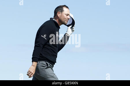 Englands David Howell reagiert auf das 20. Grün, nachdem er am vierten Tag des Saltyre Energy Paul Lawrie Match Play im Murcar Links Golf Club, Aberdeen, von Schwedens Robert Karlsson aus dem Spiel geworfen wurde. Stockfoto