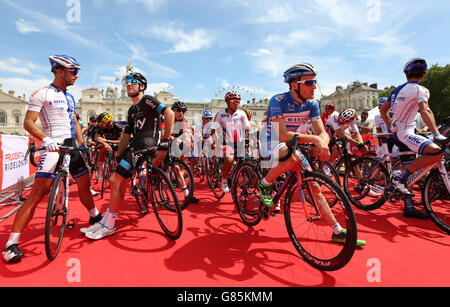 Team Wanty-Group Goberts Frederique Robert (rechts) an der Startlinie des London-Surrey Classic am zweiten Tag des Prudential RideLondon, London. Stockfoto