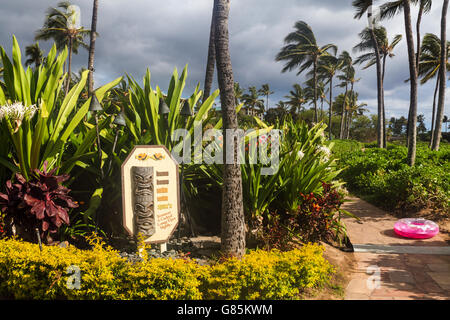 Ein aufblasbarer Schwimmring auf dem Küstenweg in Wailea in der Nähe von dem Grand Wailea Resort in der Nähe von Zeichen für Restaurant und lounge Stockfoto