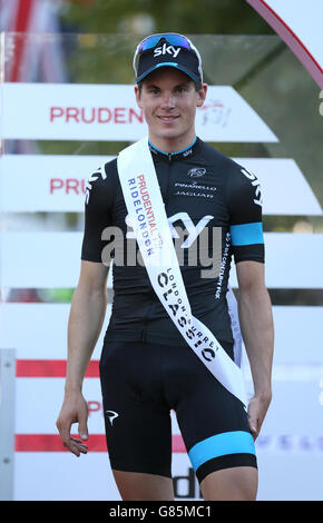 Radfahren - 2015 Prudential RideLondon - Tag zwei. Ben Swift vom Team Sky auf dem Podium, nachdem er am zweiten Tag des Prudential RideLondon, London, beim London-Surrey Classic Dritter wurde. Stockfoto