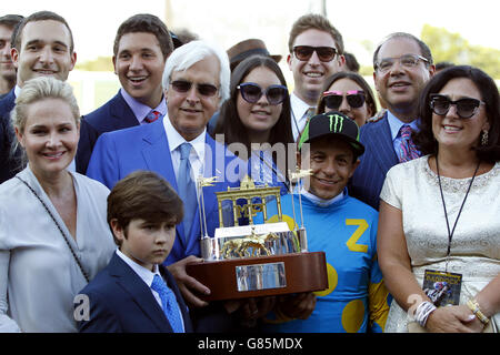 Inhaber und Züchter Ahmed Zayat (2nd R) Trainer Bob Baffert (2nd L) und Jockey Victor Espinosa (Mitte) halten die Trophäe, nachdem der Amerikaner Pharoah das Haskell-Pferderennen im Monmouth Park in Oceanport, New Jersey gewonnen hatte. Stockfoto