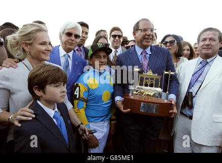 Inhaber und Züchter Ahmed Zayat (2nd R) Trainer Bob Baffert (2nd L) und Jockey Victor Espinosa (Mitte) halten die Trophäe, nachdem der Amerikaner Pharoah das Haskell-Pferderennen im Monmouth Park in Oceanport, New Jersey gewonnen hatte. Stockfoto