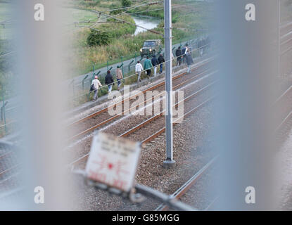 Migranten machen sich ihren Weg entlang der Schienen am Eurotunnel-Standort in Coquelles in Calais, Frankreich. DRÜCKEN SIE VERBANDSFOTO. Bilddatum: Freitag, 31. Juli 2015. Das Foto sollte lauten: Yui Mok/PA Wire Stockfoto