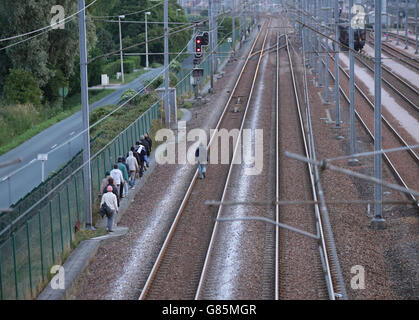 Migranten machen sich ihren Weg entlang der Schienen am Eurotunnel-Standort in Coquelles in Calais, Frankreich. DRÜCKEN SIE VERBANDSFOTO. Bilddatum: Freitag, 31. Juli 2015. Das Foto sollte lauten: Yui Mok/PA Wire Stockfoto