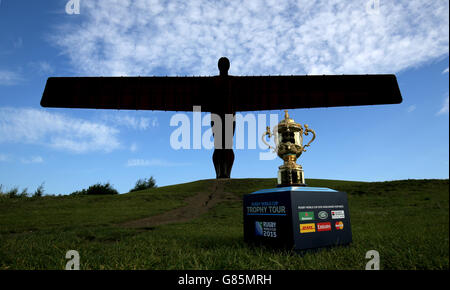 Der Webb Ellis Cup wird am 54. Tag der 100 Tage Rugby World Cup Trophy Tour of the UK & Ireland beim Angel of the North in Gateshead ausgestellt. Stockfoto