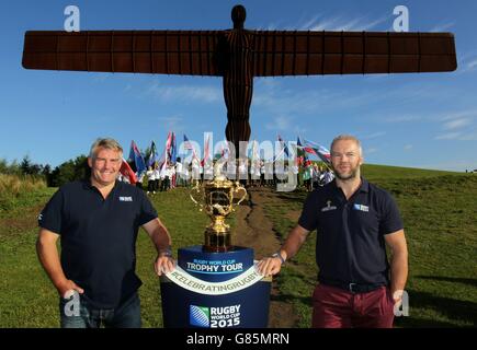 Der ehemalige Rugby-Weltcup-Sieger Jason Leonard und der ehemalige England Rugby-Sevens-Spieler Ollie Phillips stehen mit dem Webb Ellis Cup am 54. Tag der 100-tägigen Rugby-Weltcup-Trophy-Tour des Vereinigten Königreichs &amp; Irland auf dem Display des Angel of the North in Gateshead. Stockfoto