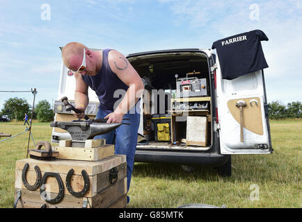 Carl Aldred, ein Schmied, bei der Essex Heavy Horse Show im Orsett Showground, Essex. DRÜCKEN Sie VERBANDSFOTO. Bilddatum: Sonntag, 2. August 2015. Bildnachweis sollte lauten: Ian West/PA Wire Stockfoto