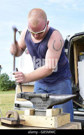 Carl Aldred, ein Schmied, bei der Essex Heavy Horse Show im Orsett Showground, Essex. DRÜCKEN Sie VERBANDSFOTO. Bilddatum: Sonntag, 2. August 2015. Bildnachweis sollte lauten: Ian West/PA Wire Stockfoto