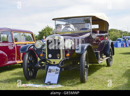 Oldtimer auf der Essex Heavy Horse Show im Orsett Showground, Essex. DRÜCKEN Sie VERBANDSFOTO. Bilddatum: Sonntag, 2. August 2015. Bildnachweis sollte lauten: Ian West/PA Wire Stockfoto