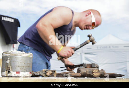 Carl Aldred, ein Schmied, bei der Essex Heavy Horse Show im Orsett Showground, Essex. DRÜCKEN Sie VERBANDSFOTO. Bilddatum: Sonntag, 2. August 2015. Bildnachweis sollte lauten: Ian West/PA Wire Stockfoto