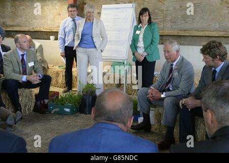 Der Prinz von Wales trifft lokale Bauern, die am Duchy Future Farming Program teilnehmen, während seines Besuchs auf der Maesllwyni Farm in Penegoes, Machynlleth. Stockfoto