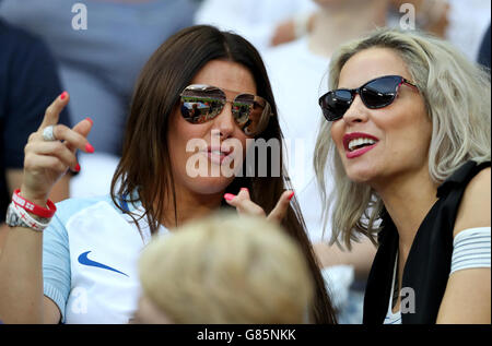 Rebekka Vardy (links) Ehefrau von Jamie Vardy und Elen Rivas Englands in den Ständen vor der Runde der 16 Spiel im Stade de Nice, Nizza, Frankreich. Stockfoto