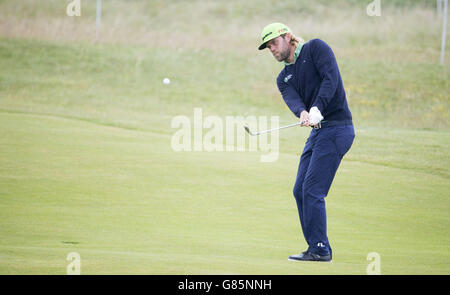 Der Schwede Johan Carlsson spielt am zweiten Tag der Scottish Open im Gullane Golf Club, East Lothian, seinen Weg zum 13.. DRÜCKEN SIE VERBANDSFOTO. Bilddatum: Freitag, 10. Juli 2015. Siehe PA Geschichte GOLF Gullane. Der Bildnachweis sollte lauten: Kenny Smith/PA Wire. EINSCHRÄNKUNGEN: Keine kommerzielle Nutzung. Keine falsche kommerzielle Vereinigung. Keine Videoemulation. Keine Bildbearbeitung. Stockfoto