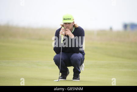 Der Schwede Johan Carlsson legt seinen Putt am 13. Während des zweiten Tages der Scottish Open im Gullane Golf Club, East Lothian, an. DRÜCKEN SIE VERBANDSFOTO. Bilddatum: Freitag, 10. Juli 2015. Siehe PA Geschichte GOLF Gullane. Der Bildnachweis sollte lauten: Kenny Smith/PA Wire. EINSCHRÄNKUNGEN: Keine kommerzielle Nutzung. Keine falsche kommerzielle Vereinigung. Keine Videoemulation. Keine Bildbearbeitung. Stockfoto