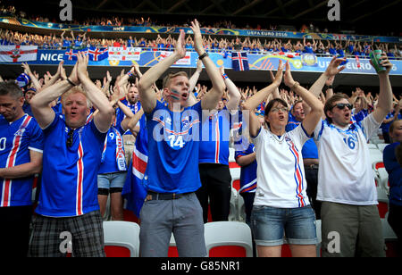 Island-fans jubeln auf ihrer Seite in der Runde der 16 Spiel im Stade de Nice, Nizza, Frankreich. Stockfoto